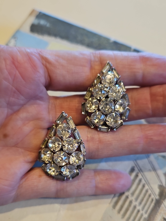 Vintage Jewelry - GALE clear rhinestones tear drop clip on earrings Vintage Siver-Tone Prong Set
